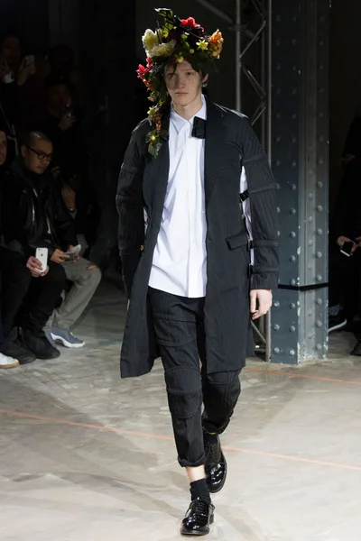 Look 16